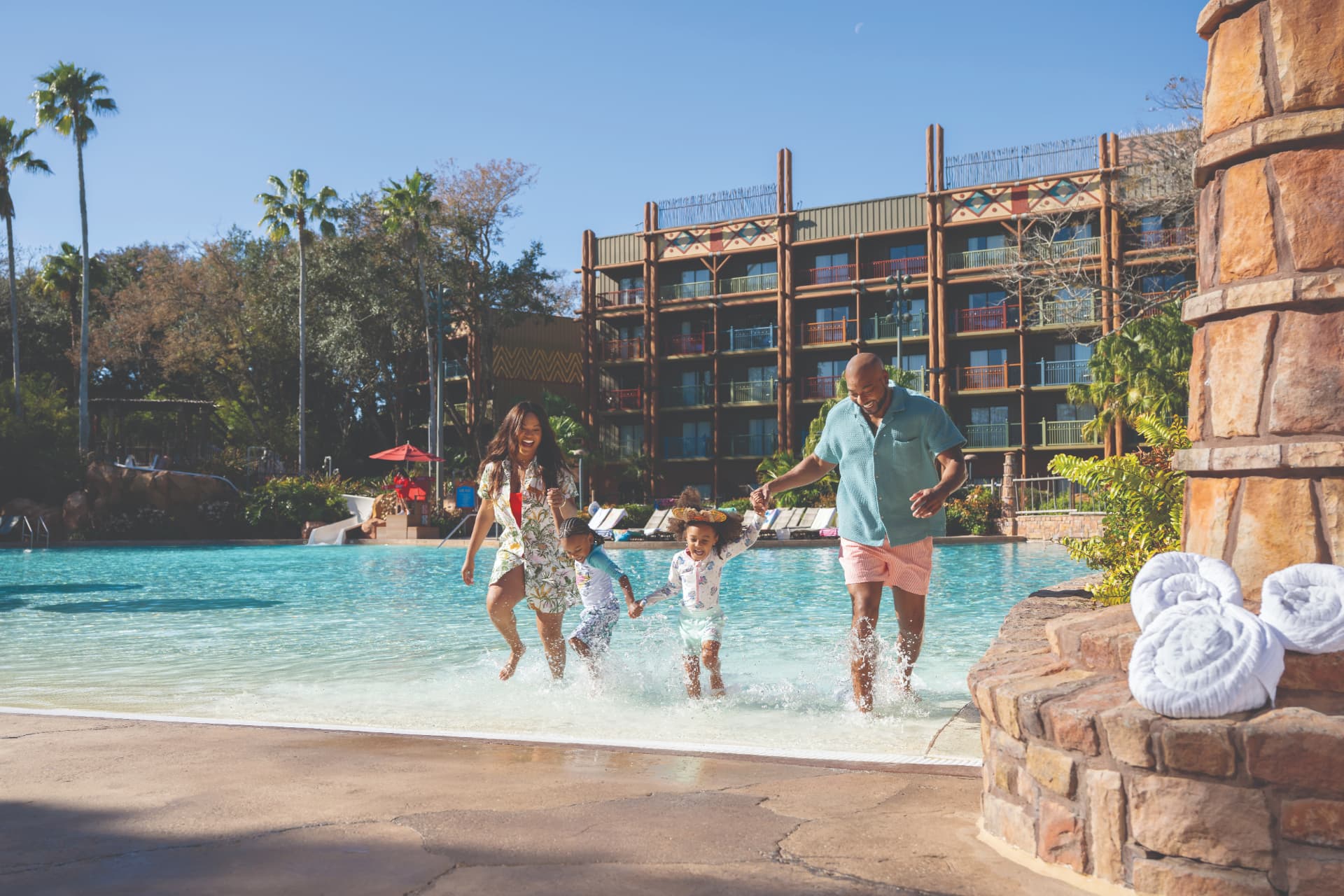 Familia compartiendo un día en un resort Disney